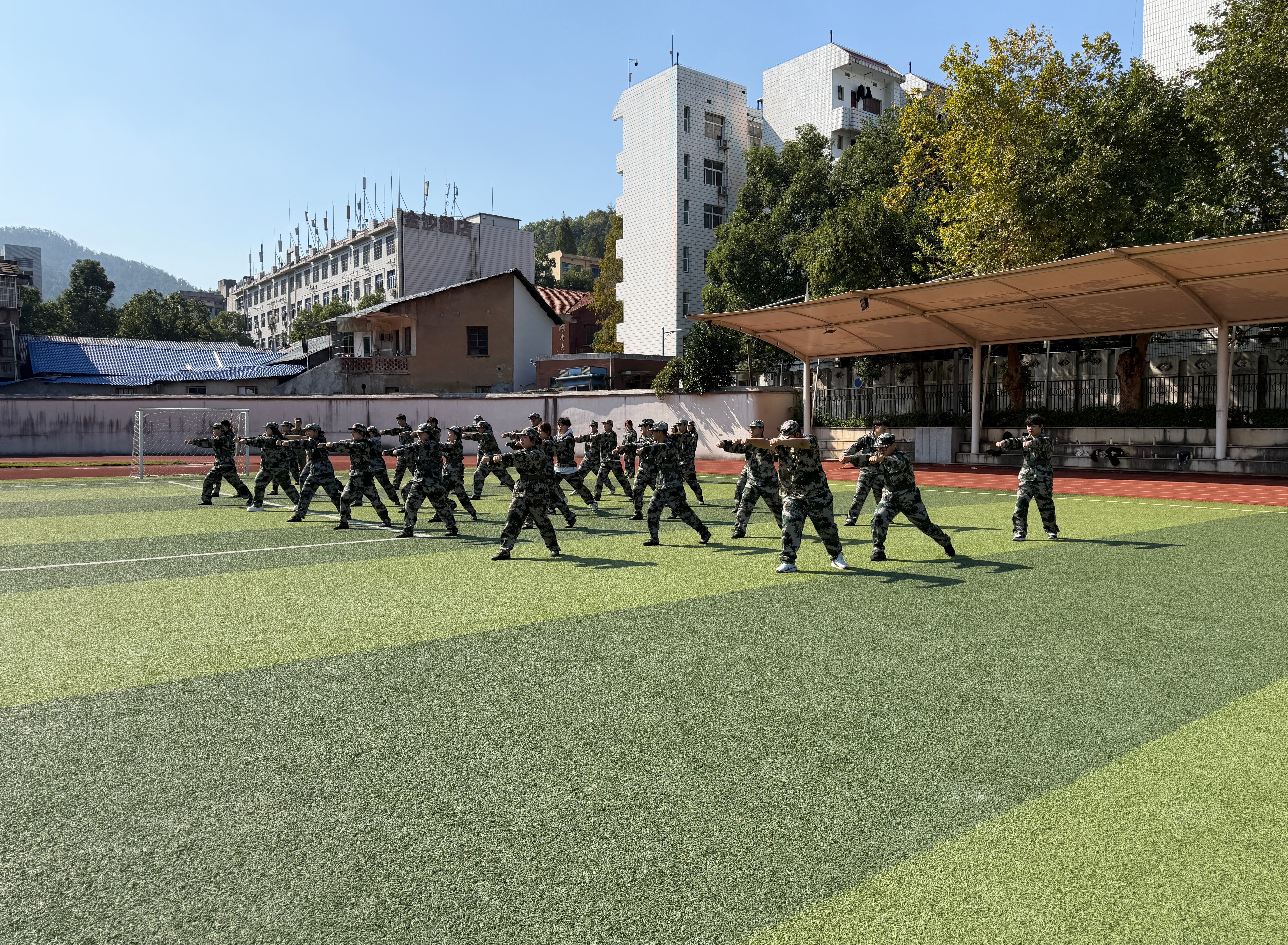 【出国留学】沙场砺兵卷秋风，汗铸青春启征程——远程与继续教育学院出国留学培训基地2025级新生军训掠影